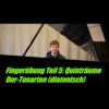 Mann in schwarzem Hoodie vor hellem Hintergrund, schwarzer Textblock mit grüner Aufschrift vorne.
