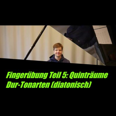 Mann in schwarzem Hoodie vor hellem Hintergrund, schwarzer Textblock mit grüner Aufschrift vorne.