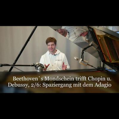 Ein Mann sitzt am Klavier mit geöffnetem Deckel, spricht in ein Mikrofon, Schrift "Beethoven's Mondschein trifft Chopin".