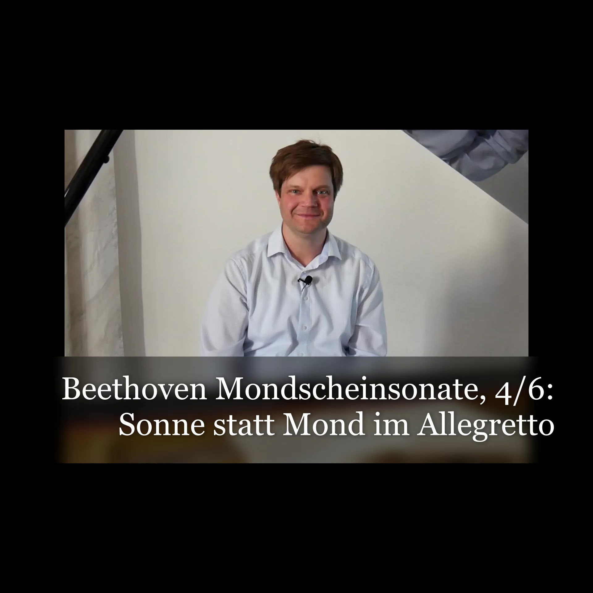KLA215VT2 Satz 2 Tutorial Mann in weißem Hemd sitzt lächelnd vor weißem Hintergrund; Text: "Beethoven Mondscheinsonate, Sonne statt Mond".