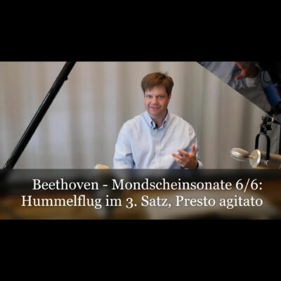 Ein Mann in einem hellblauen Hemd sitzt, Mikrofone und Kameraausrüstung im Vordergrund. Text über Beethoven-Sonate eingeblendet.