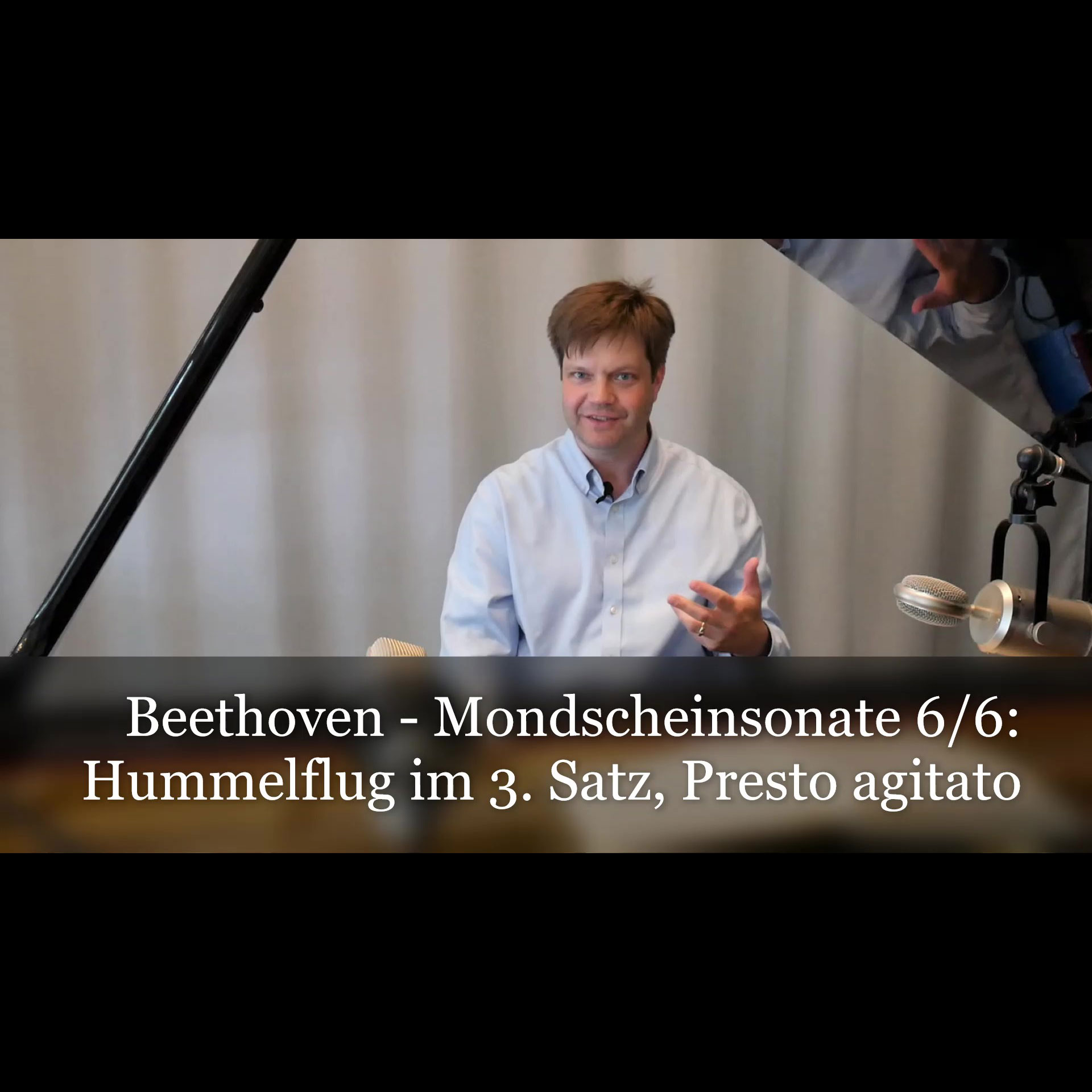 KLA215VT3 Beethoven Tutorial Satz 3 Foto Ein Mann in einem hellblauen Hemd sitzt, Mikrofone und Kameraausrüstung im Vordergrund. Text über Beethoven-Sonate eingeblendet.
