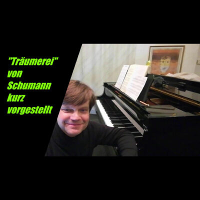 Person vor einem Flügel mit Notenblättern, Bild im Hintergrund, Text links.