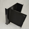 PSGlChr 3 Schwarze Metallprofile und Filzplatten in L-Form, auf hellem Hintergrund montiert.