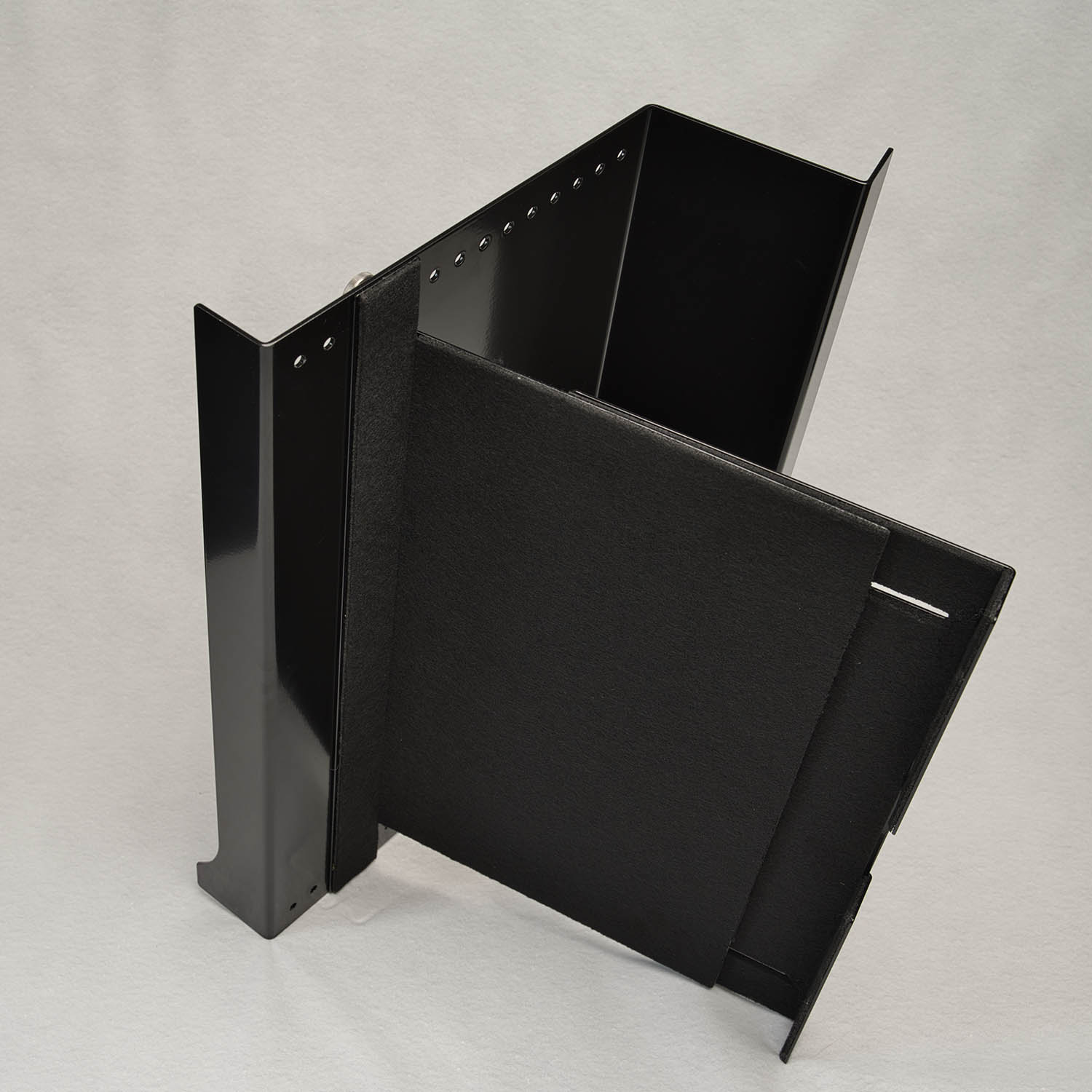Schwarze Metallprofile und Filzplatten in L-Form, auf hellem Hintergrund montiert.