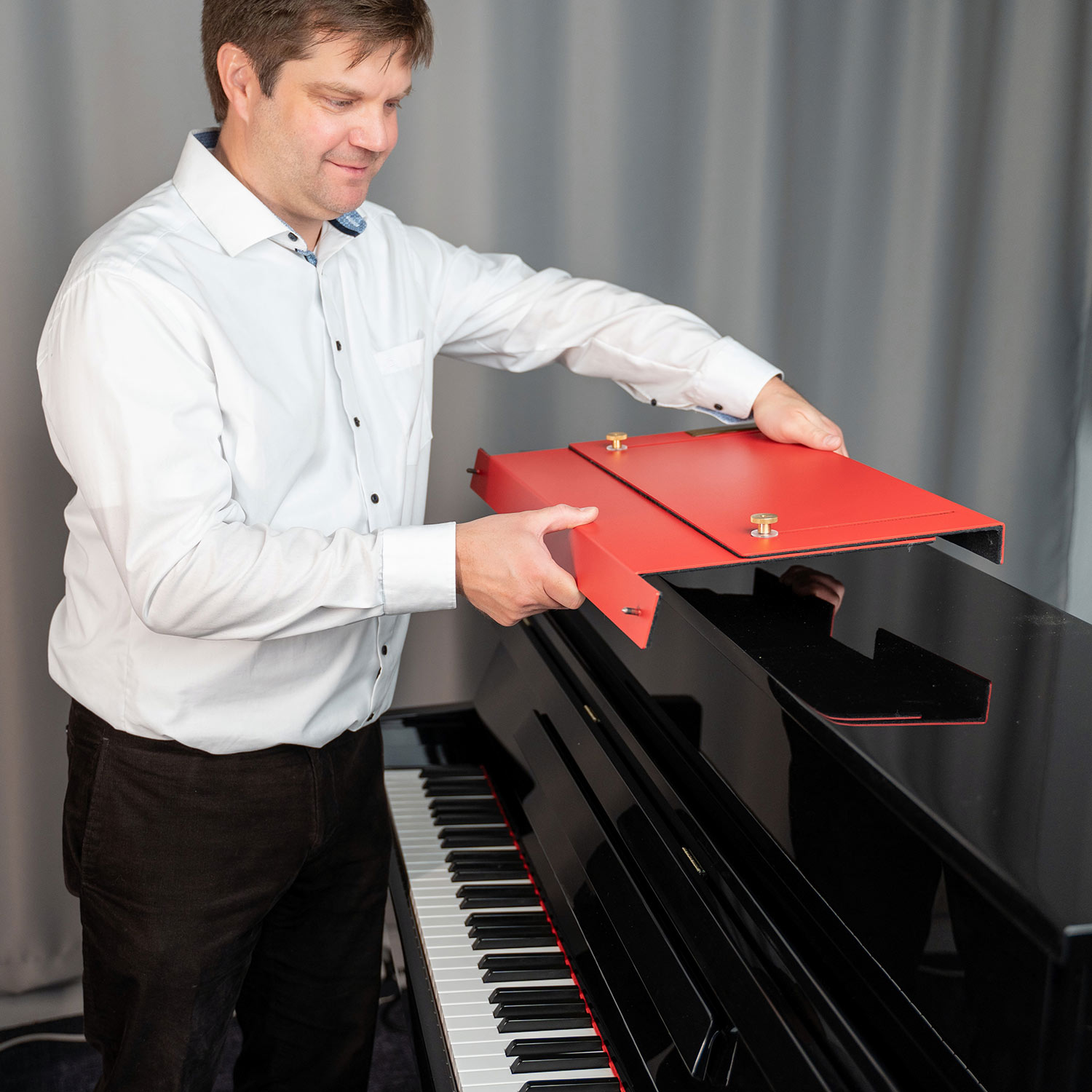 Höhenverstellbares Notenpult ADDITION am Klavier