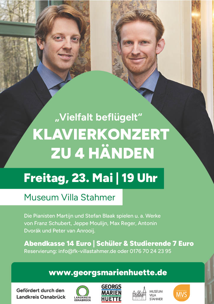 Zwei Männer in Anzügen stehen vor einem Fenster; Text bewirbt Klavierkonzert am 23. Mai im Museum Villa Stahmer.