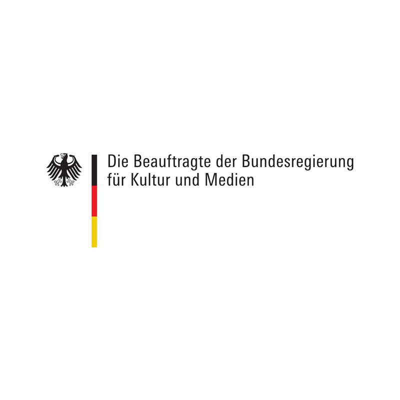 Logo mit Bundesadler, vertikaler Deutschlandflagge und Text: "Die Beauftragte der Bundesregierung für Kultur und Medien".