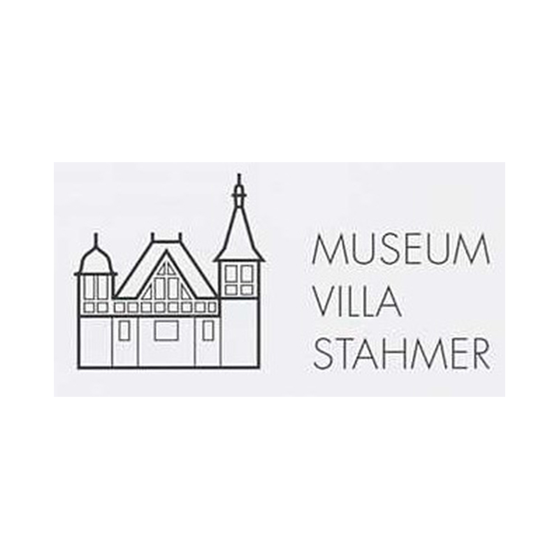 Strichzeichnung eines Hauses mit Türmen, daneben der Text "Museum Villa Stahmer".