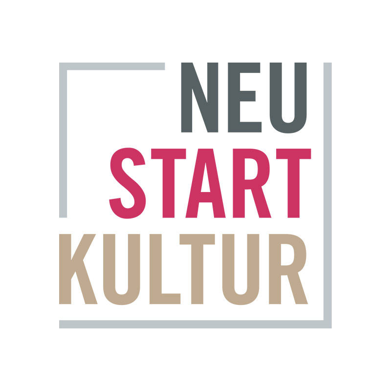 Grauer, Rahmen umgibt Text: "NEUSTART KULTUR" in Schwarz, Rot und Beige auf weißem Hintergrund.