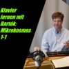 Foto 1 Mikrokosmos 2 Mann im Hemd am Flügel mit Mikrofon, Notenblatt und Text "Klavier lernen mit Bartók: Mikrokosmos 1-1".