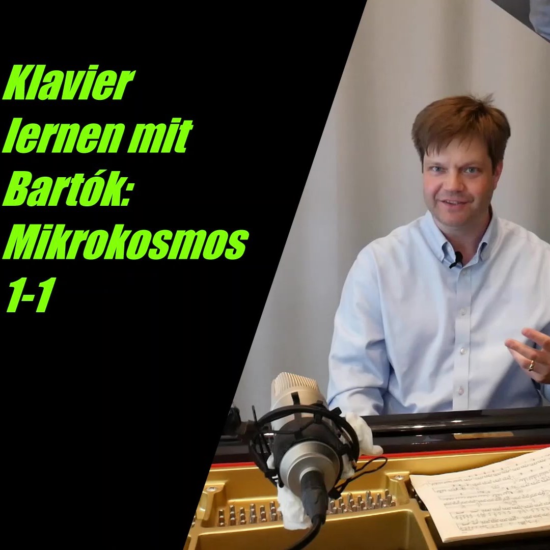Foto 1 Mikrokosmos 2 Mann im Hemd am Flügel mit Mikrofon, Notenblatt und Text "Klavier lernen mit Bartók: Mikrokosmos 1-1".