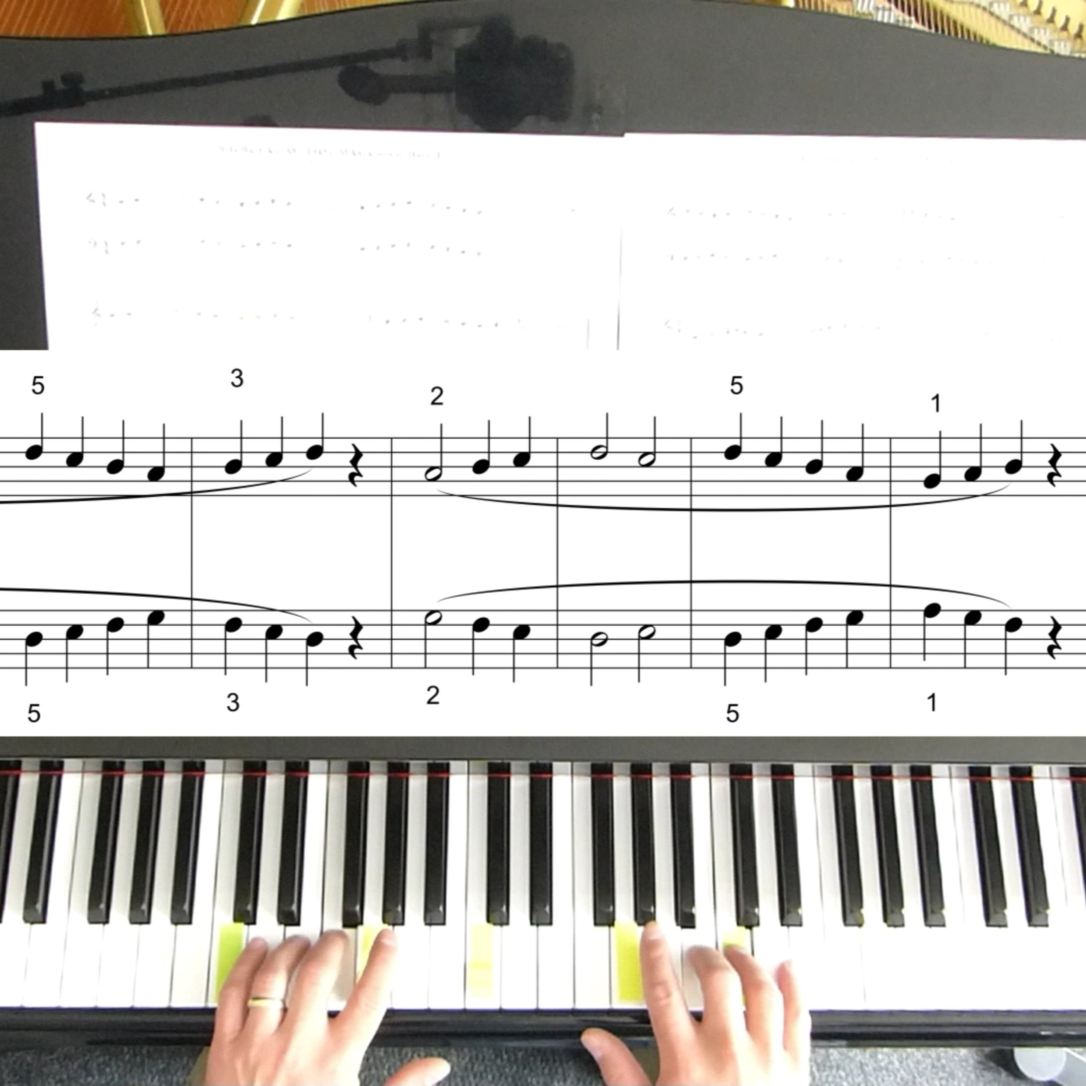 Foto 2 Mikrokosmos 2 Hände spielen Klavier; Notenblätter und Tastennummerierung oben sichtbar.