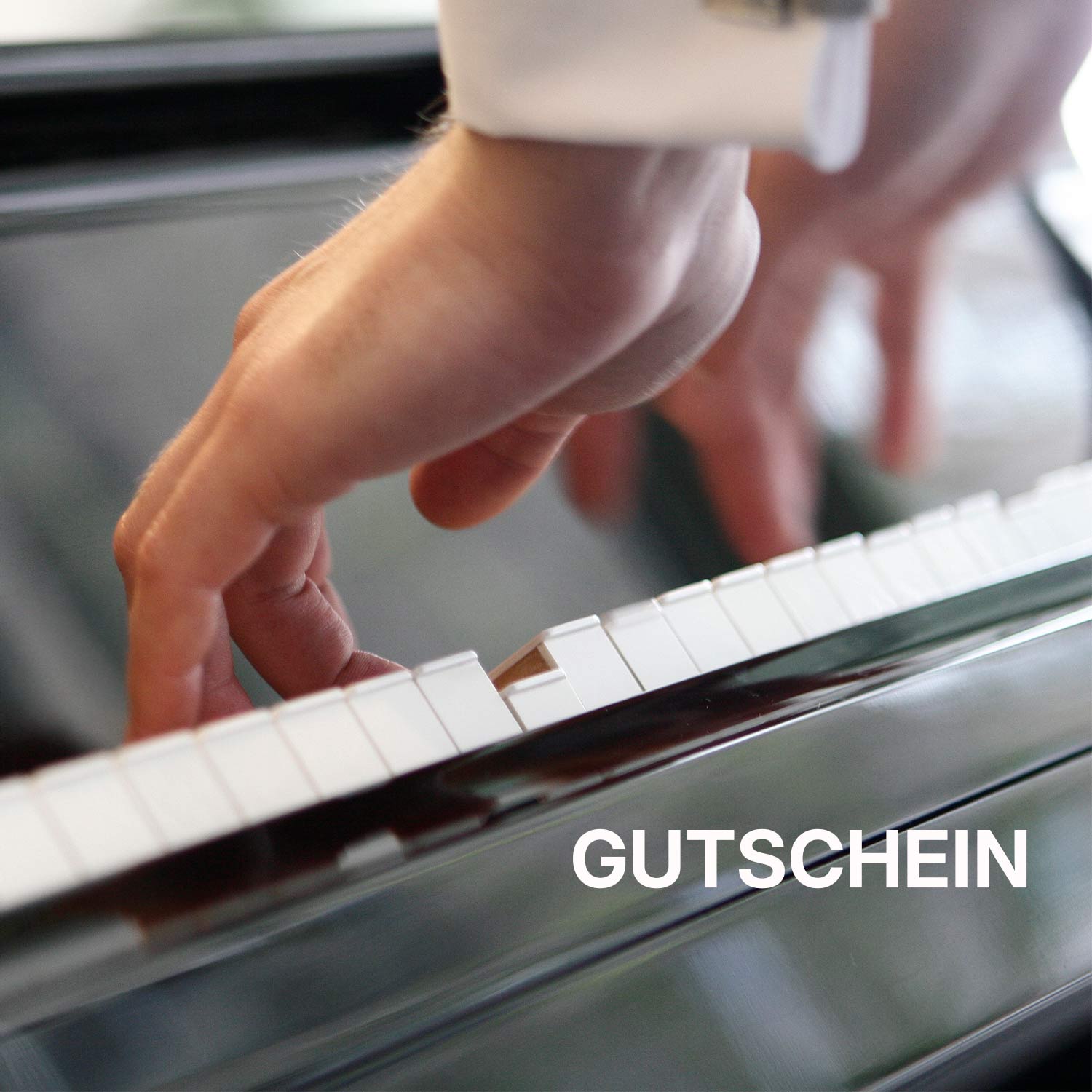 Hände spielen auf einem Klavier; Aufschrift "GUTSCHEIN" in weißem Text im Vordergrund.